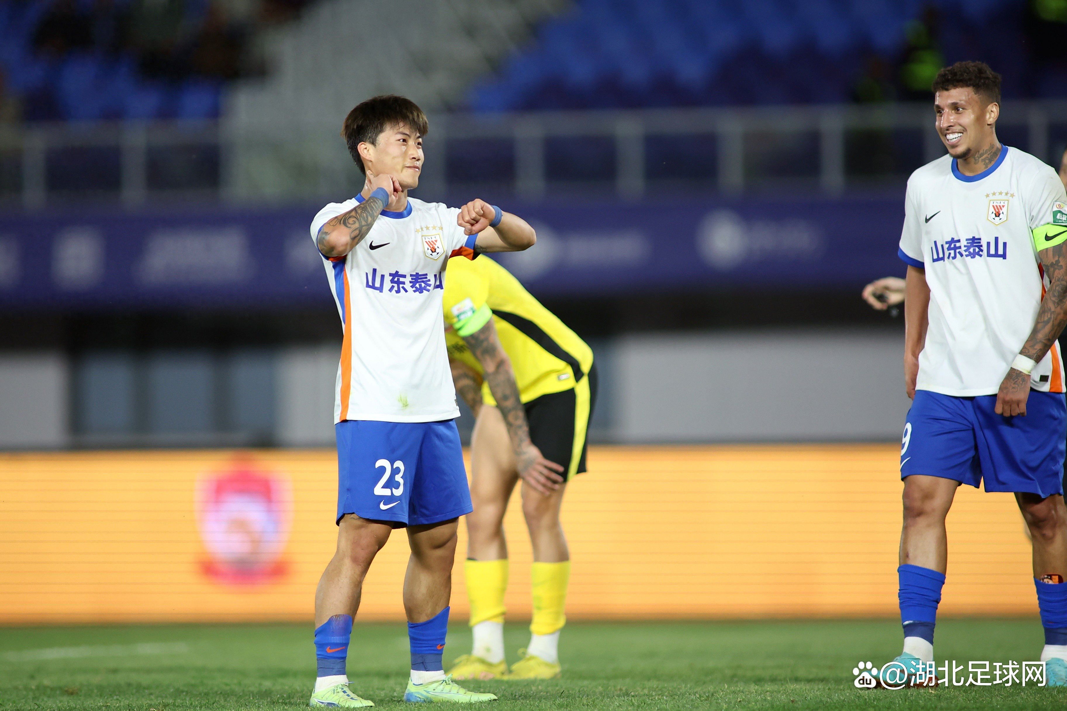 清晨西甲焦点战,山东泰山止住颓势,赛场秩序良好,年轻球员得到机会-开云网站